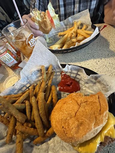 Lucky's Tavern